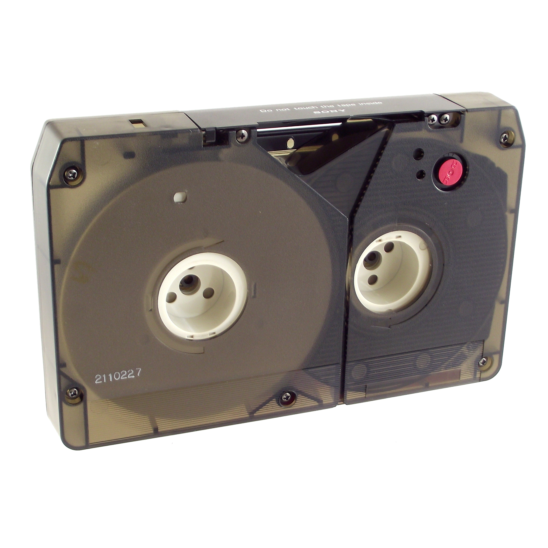 Cassette U-matic vue de dessous montrant les moyeux et l'ergot rouge